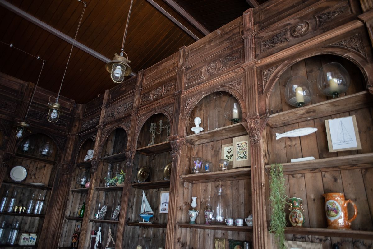Estantería de una antigua farmacia de Salamanca.