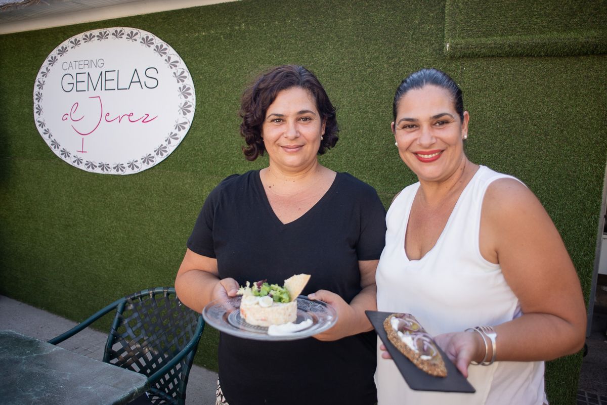 Las gemelas con dos de los platos de la carta de Pop Up.