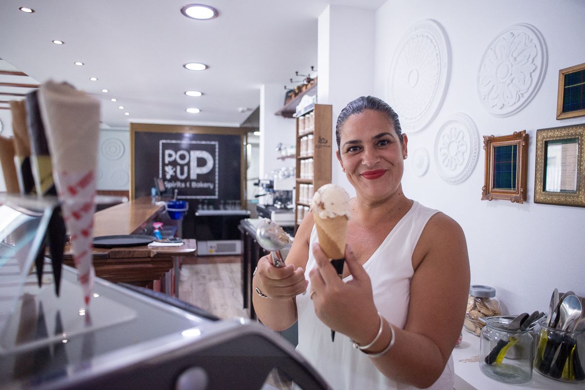 Virginia prepara un helado.