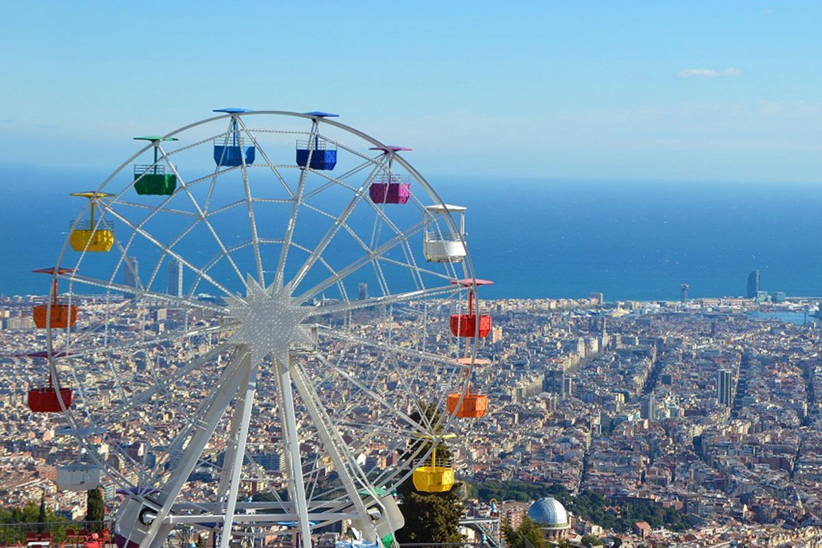 Desde la noria de Giradabo se contempla toda Barcelona.