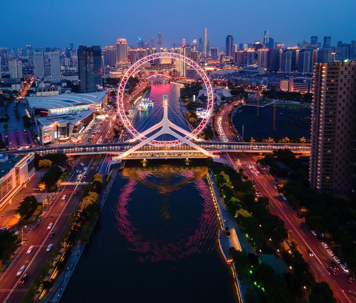 El Tianjin Eye (Pekín) está construido sobre un puente.