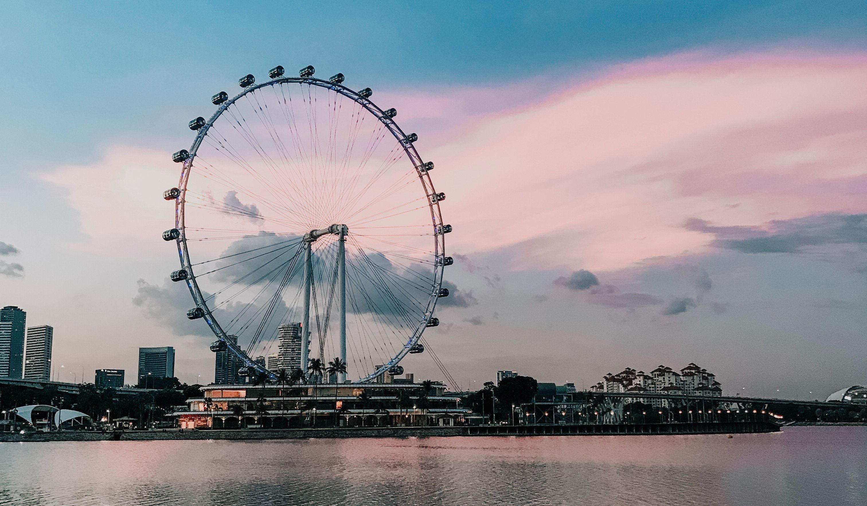 La Singapore Flyer, segunda noria más alta del planeta con sus 165 metros.