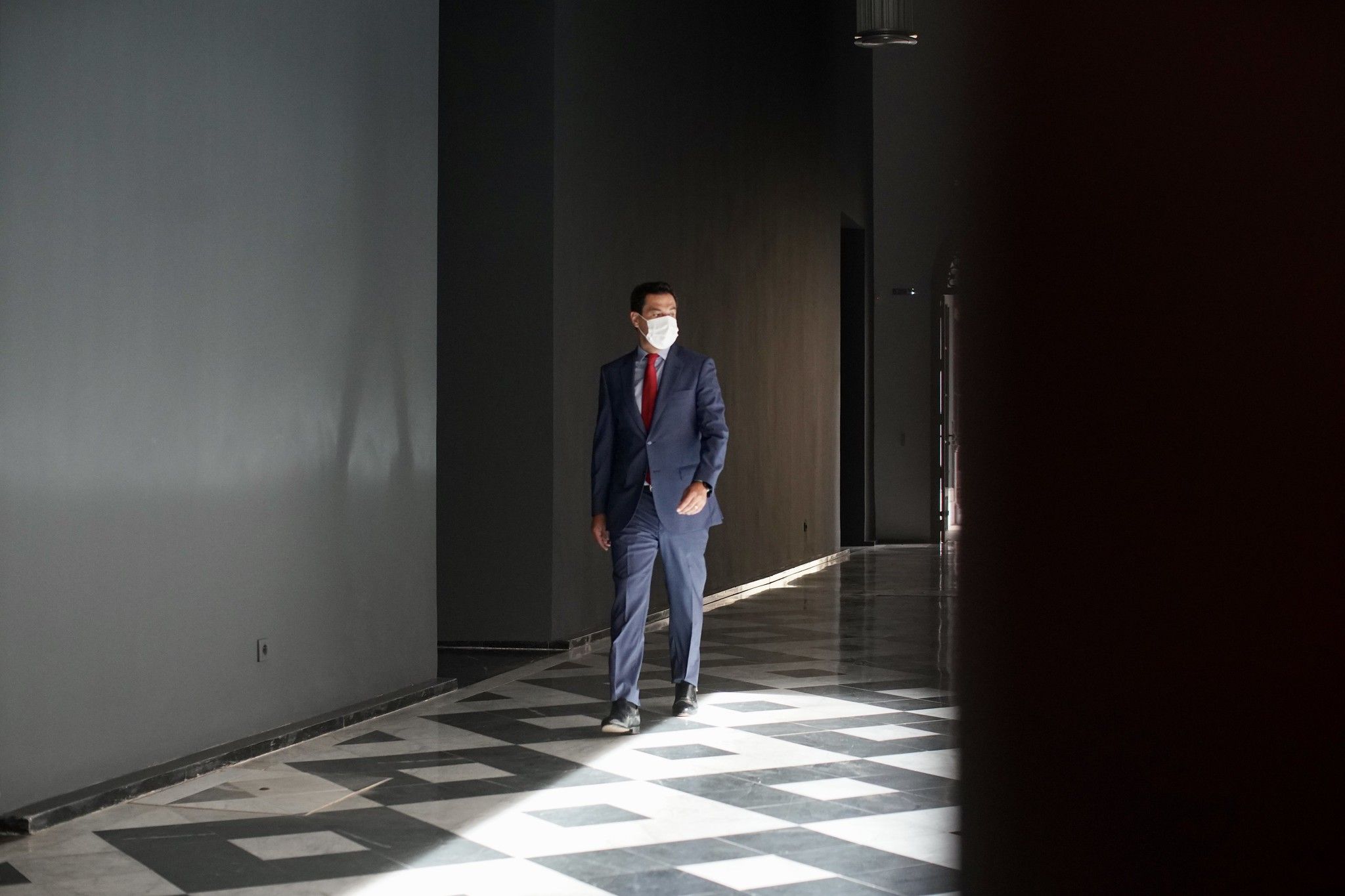 Juan Manuel Moreno Bonilla en el Palacio de San Telmo tras un Consejo de Gobierno reciente. El Presidente se niega a convocar elecciones y disolver el Parlamento.