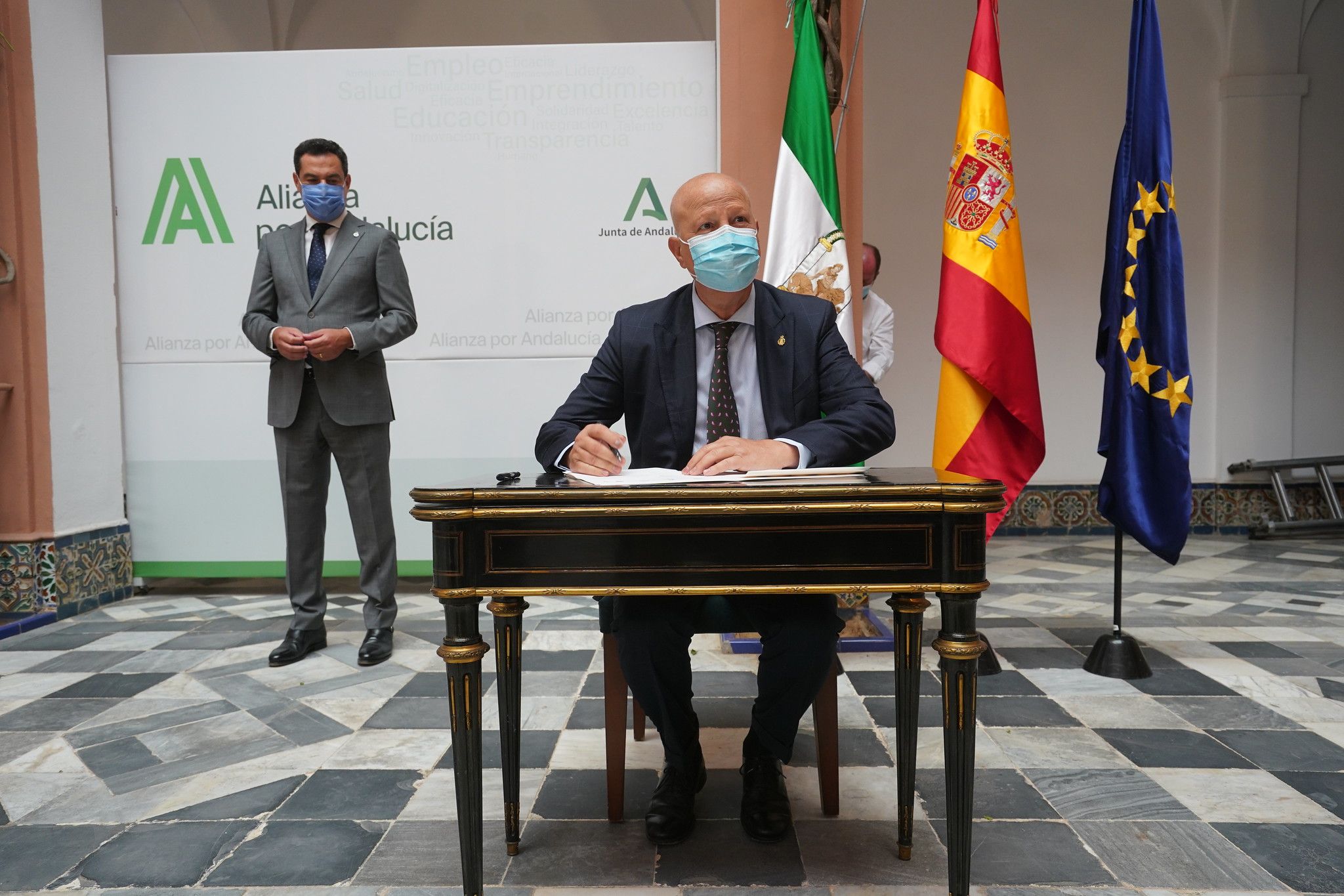 El consejero, Francisco Javier Imbroda, firmando el pacto.