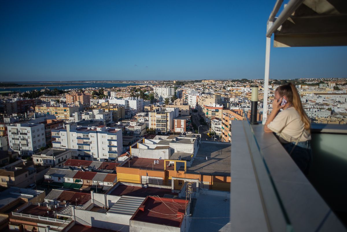 Una persona contemplando las vistas.