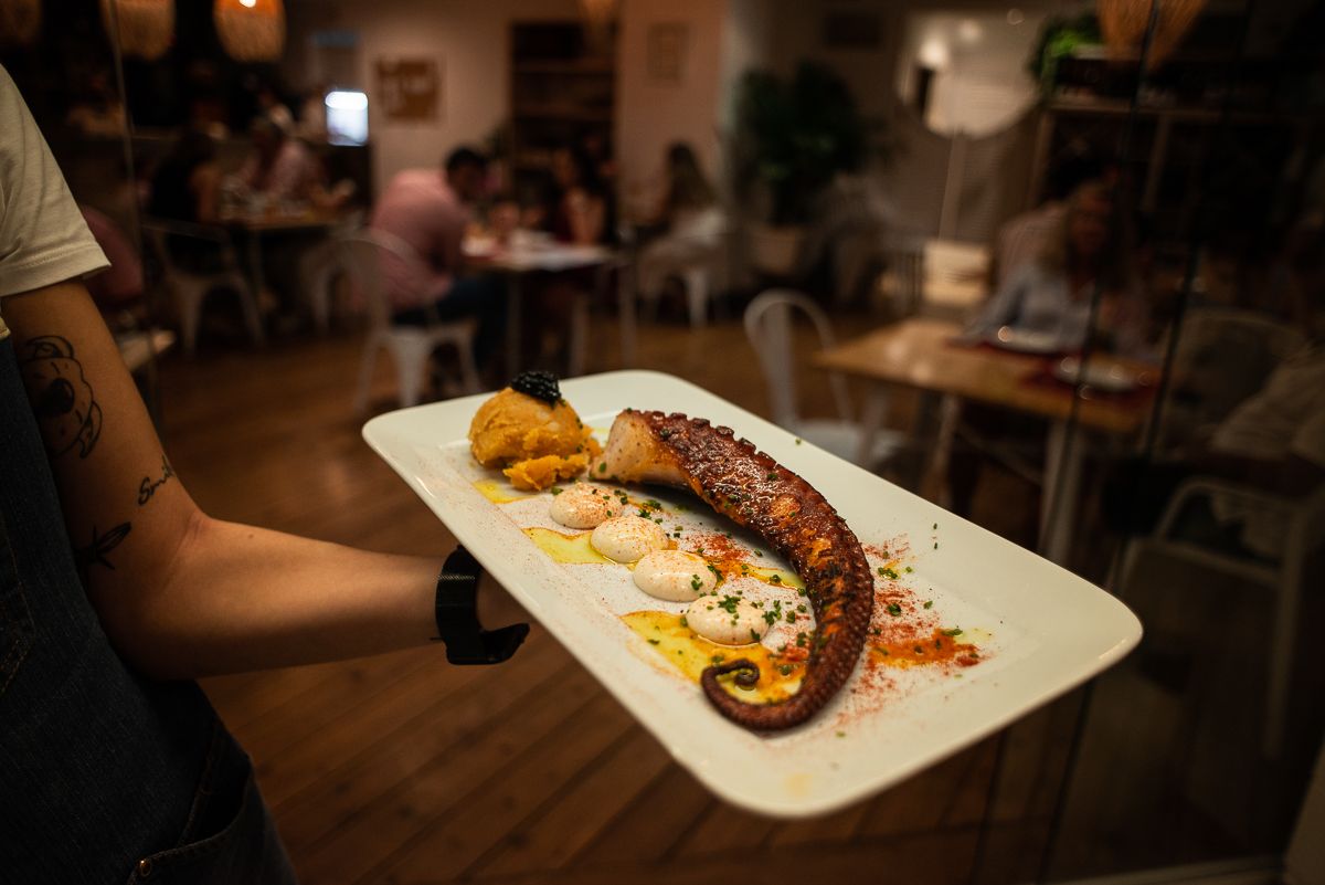 Un plato de rejo de pulpo en el gastrobar Doña Calma de Sanlúcar.