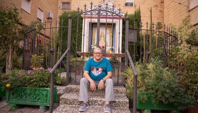 Antonio González, en el rincón que hay dedicado en la Plaza Ronda a la Virgen del Rocío.