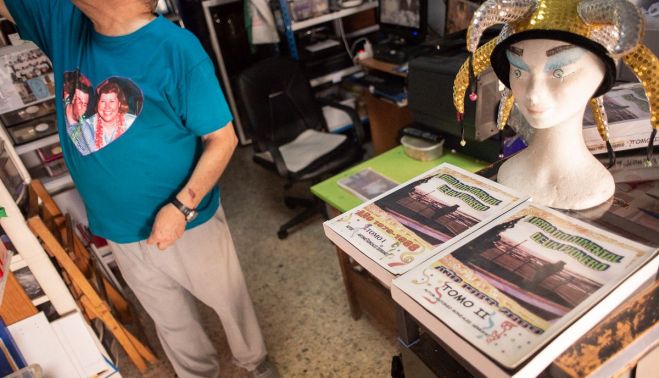 El poeta carnavalero, en el pequeño local donde guarda sus recuerdos.