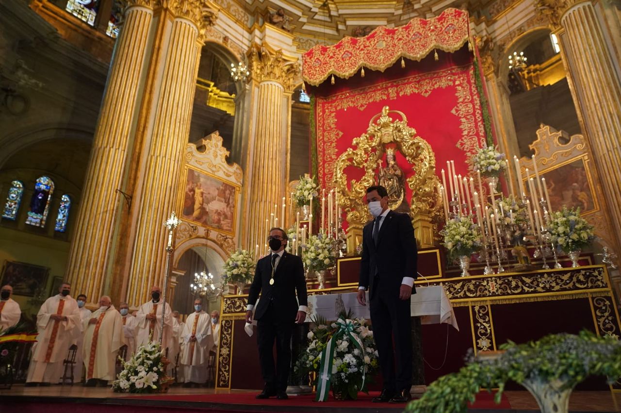 Juan Manuel Moreno Bonilla con la patrona de Málaga