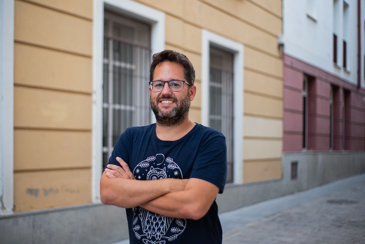 El político jerezano ha conseguido plaza en las oposiciones de secundaria. Su destino es un instituto de San Fernando, donde ejercerá como orientador.   MANU GARCÍA