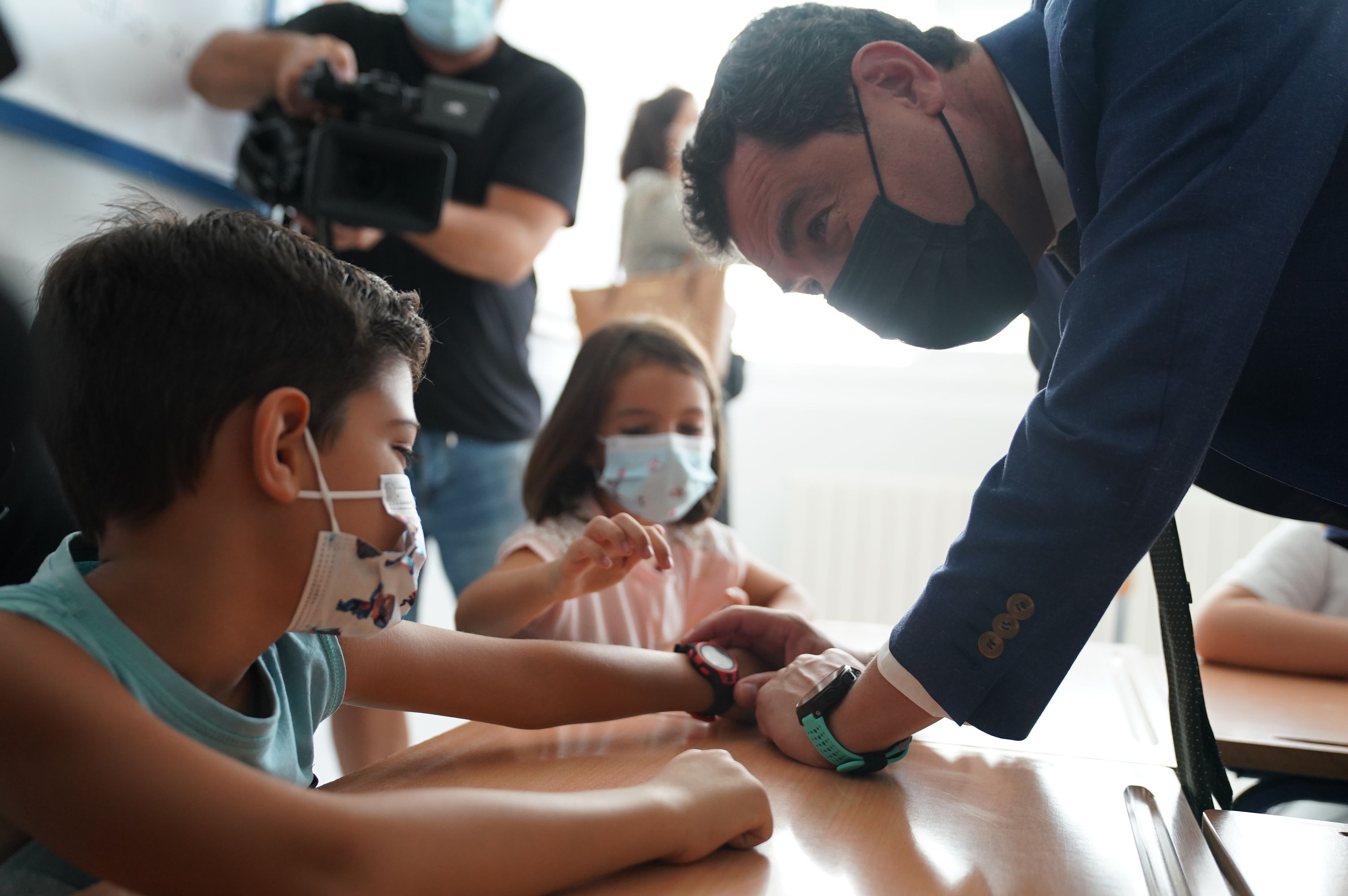 El presidente de la Junta de Andalucía con escolares en la inauguración del curso