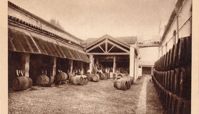 Lavadero de vasijas, carpintería y patios.