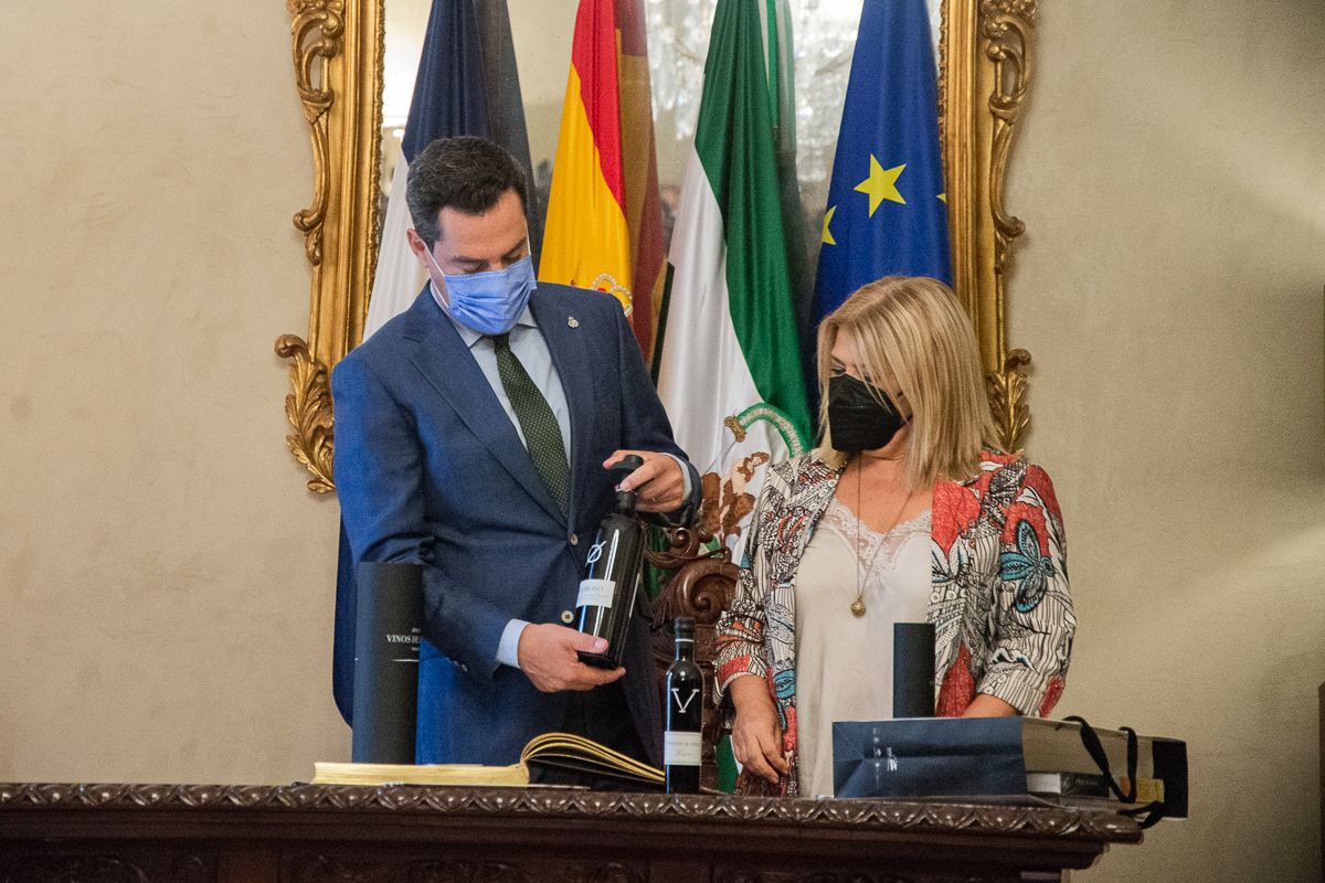 Juan Manuel Moreno, presidente de la Junta, junto a Mamen Sánchez, en el Ayuntamiento de Jerez.