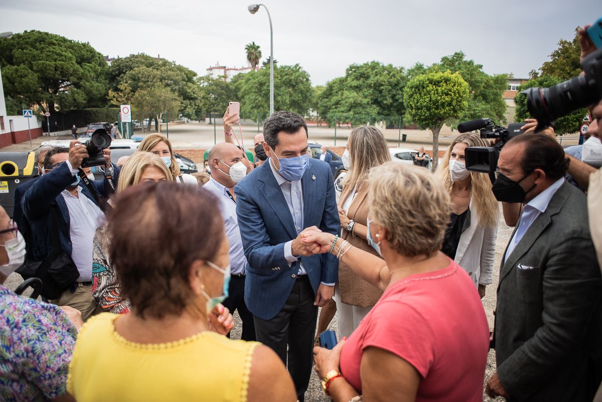 Juan Manuel Moreno Bonilla, presidente de la Junta, con varias vecinas de la barriada de La Asunción en su primera visita institucional a Jerez
