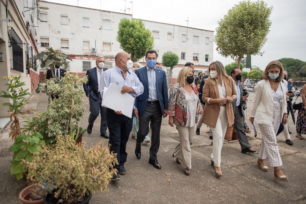 El presidente de la Junta, Juanma Moreno, en una visita hace diez meses a La Asunción. En la imagen, junto a la alcaldesa Mamen Sánchez y al presidente de la asociación vecinal del barrio Alfonso Tenorio.