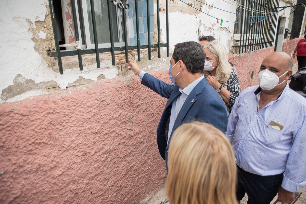 Juan Manuel Moreno Bonilla, en la barriada de la Asunción, hace unos meses en Jerez. A su espalda, Mercedes Colombo, actual delegada del Gobierno de la Junta en Cádiz.