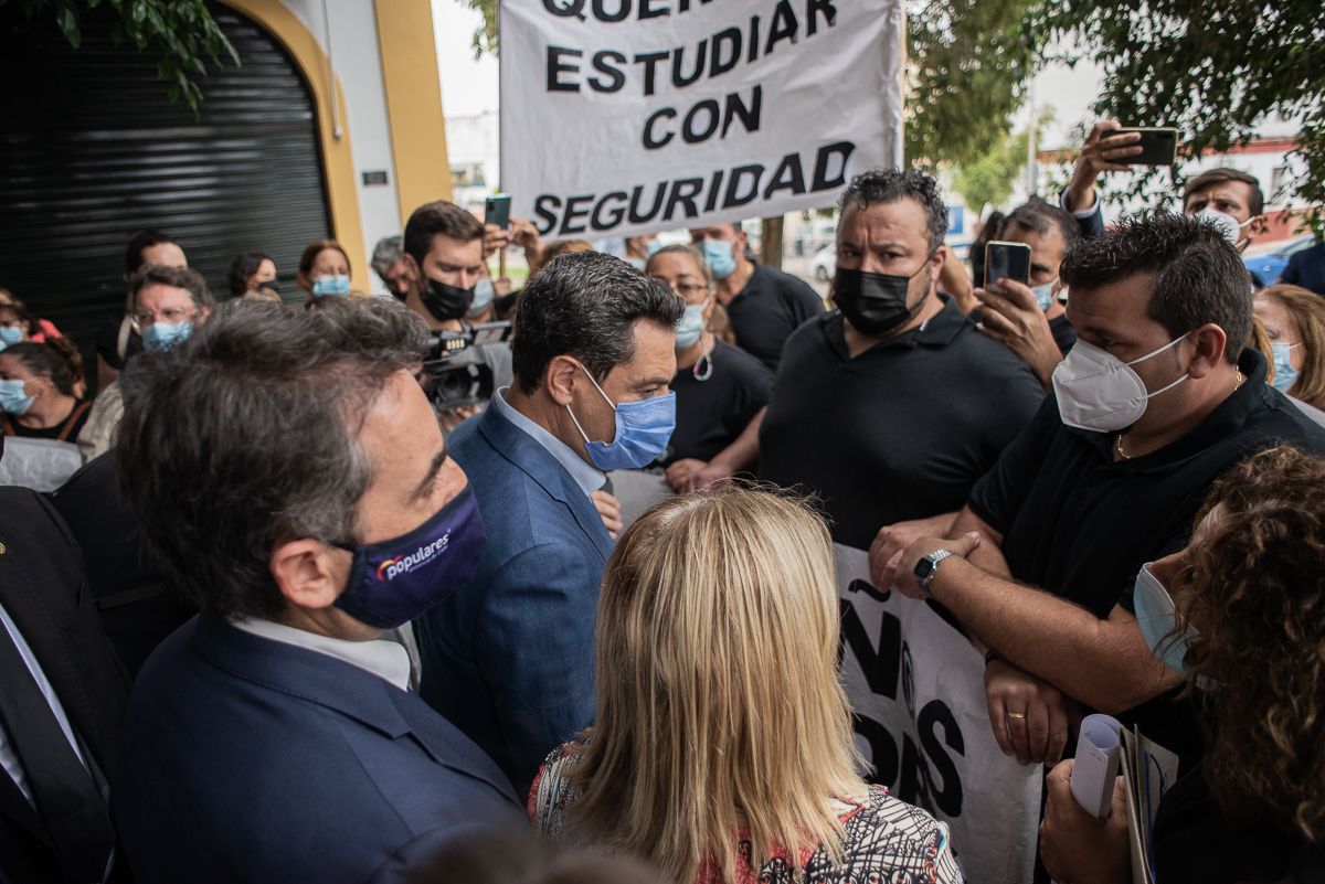 El presidente de la Junta conversa con los padres y madres del colegio CEIP Guadalete de El Torno.