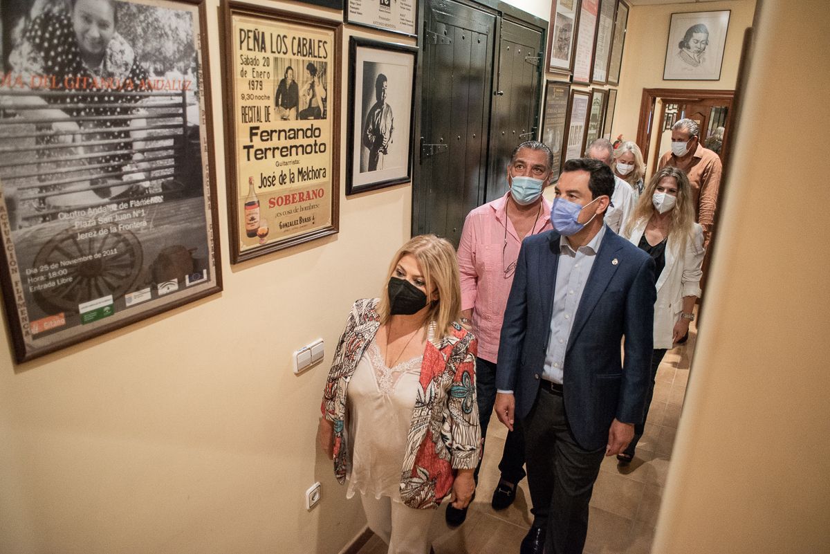 La alcaldesa de Jerez junto a Juan Manuel Moreno Bonilla durante la visita a la peña flamenca Fernando Terremoto en una imagen de archivo.
