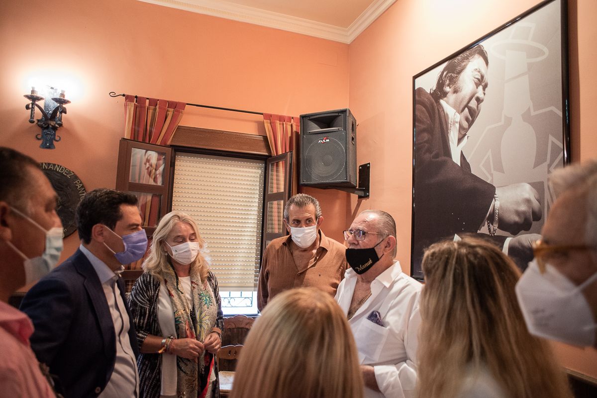 El presidente de la Junta en la visita a la peña Fernando Terremoto de Jerez.   MANU GARCÍA