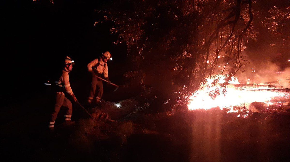 La lluvia se alía con los bomberos y logran controlar el incendio de Sierra Bermeja. La lluvia se alía con los bomberos y logran controlar el incendio de Sierra Bermeja.