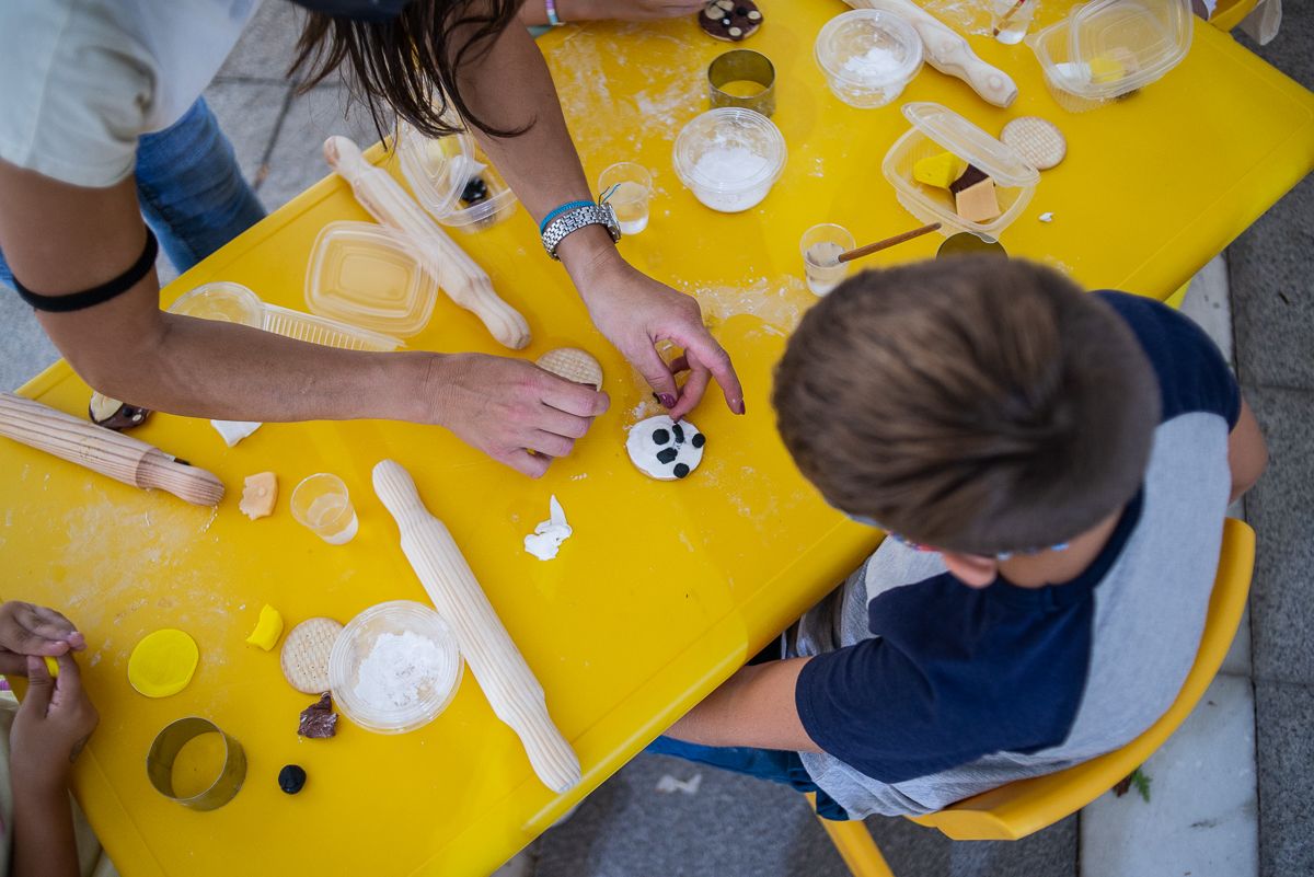 Un pequeño realiza el taller de decoración de galletas.