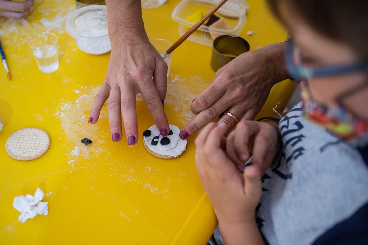 Decoración de galletas en la plaza del Arenal.