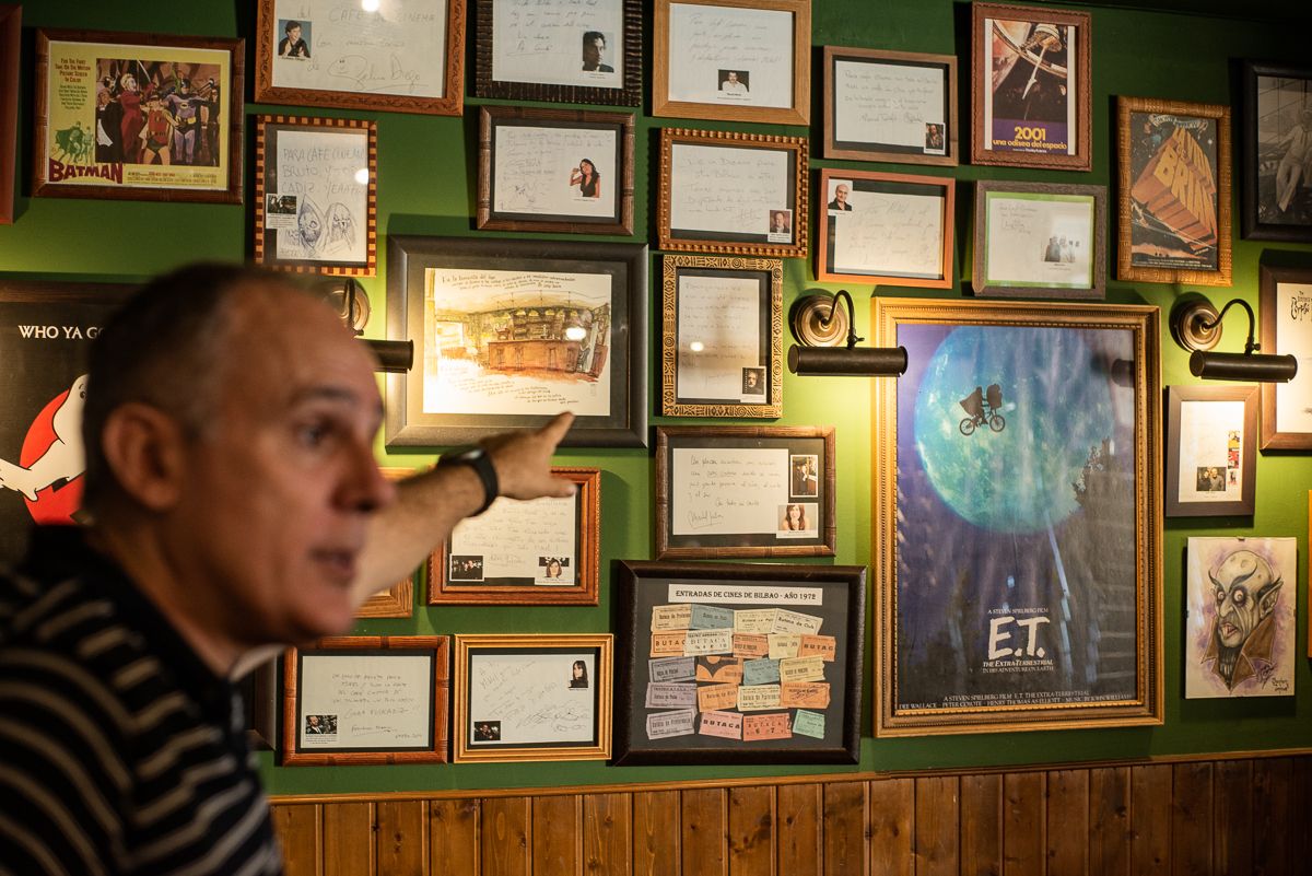 El dueño del Café Cinema enseña alguna de las joyas cinéfilas del pub