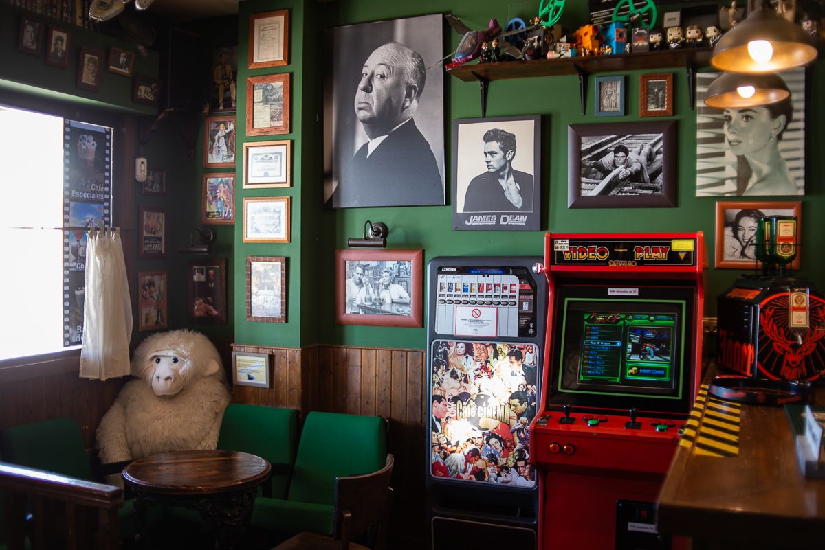 Butacas de un cine de Barcelona de los años 70, una máquina de marcianitos y rincón hollywoodiense