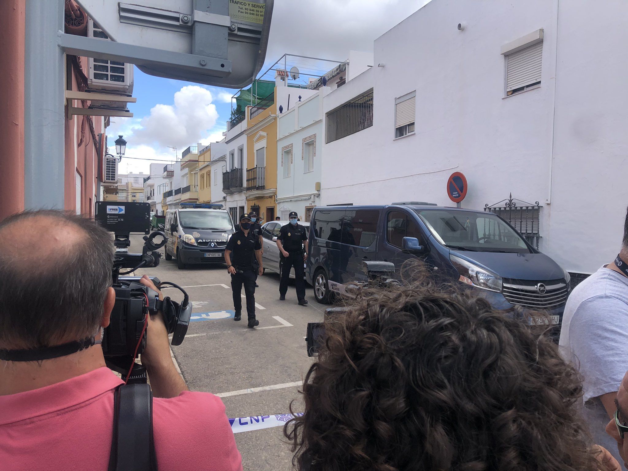 La Policía científica y judicial, antes de entrar en el domicilio familiar de Antonio David. MARIBEL MORERA La Policía científica y judicial, antes de entrar en el domicilio familiar de Antonio David. MARIBEL MORERA