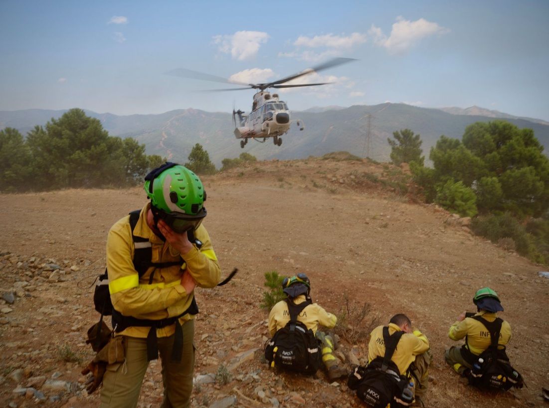 Agentes forestales del plan Infoca, en Sierra Bermeja.
