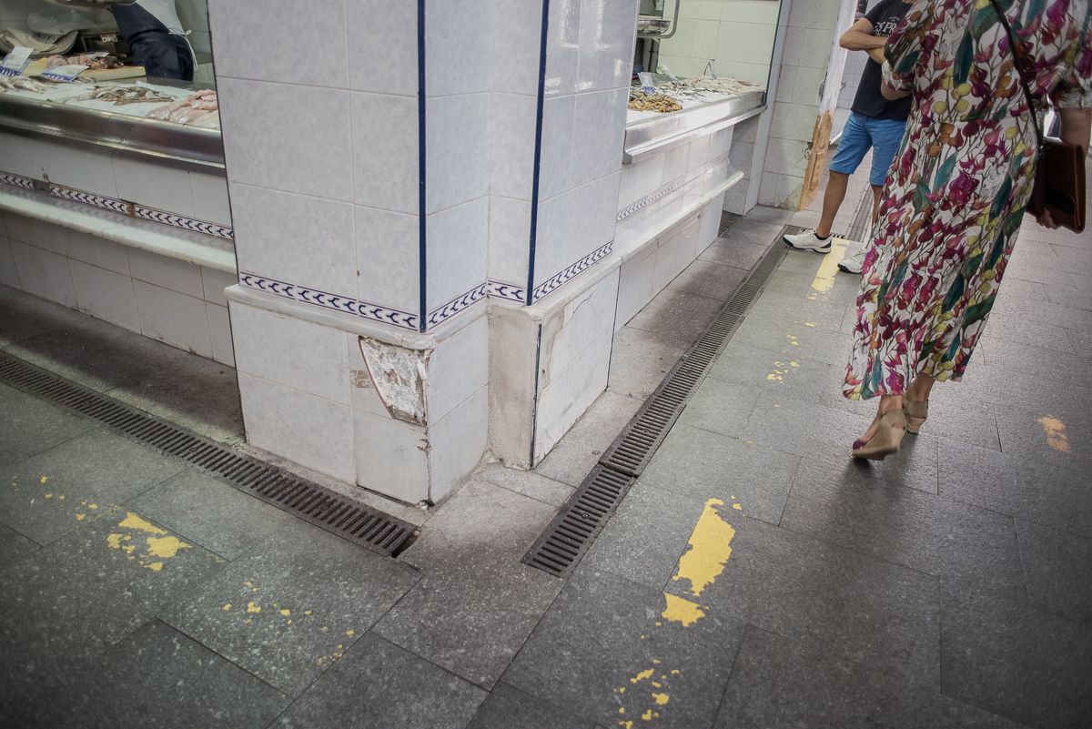 El lamentable estado del suelo y la fachada de una pescadería de la Plaza