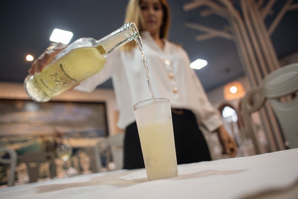 María José sirve una castora de manzanilla El Quinto Pino.