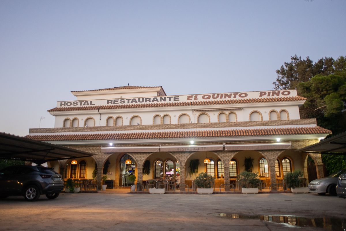 El hostal restaurante se construyó en una parcela frente a la A-491.