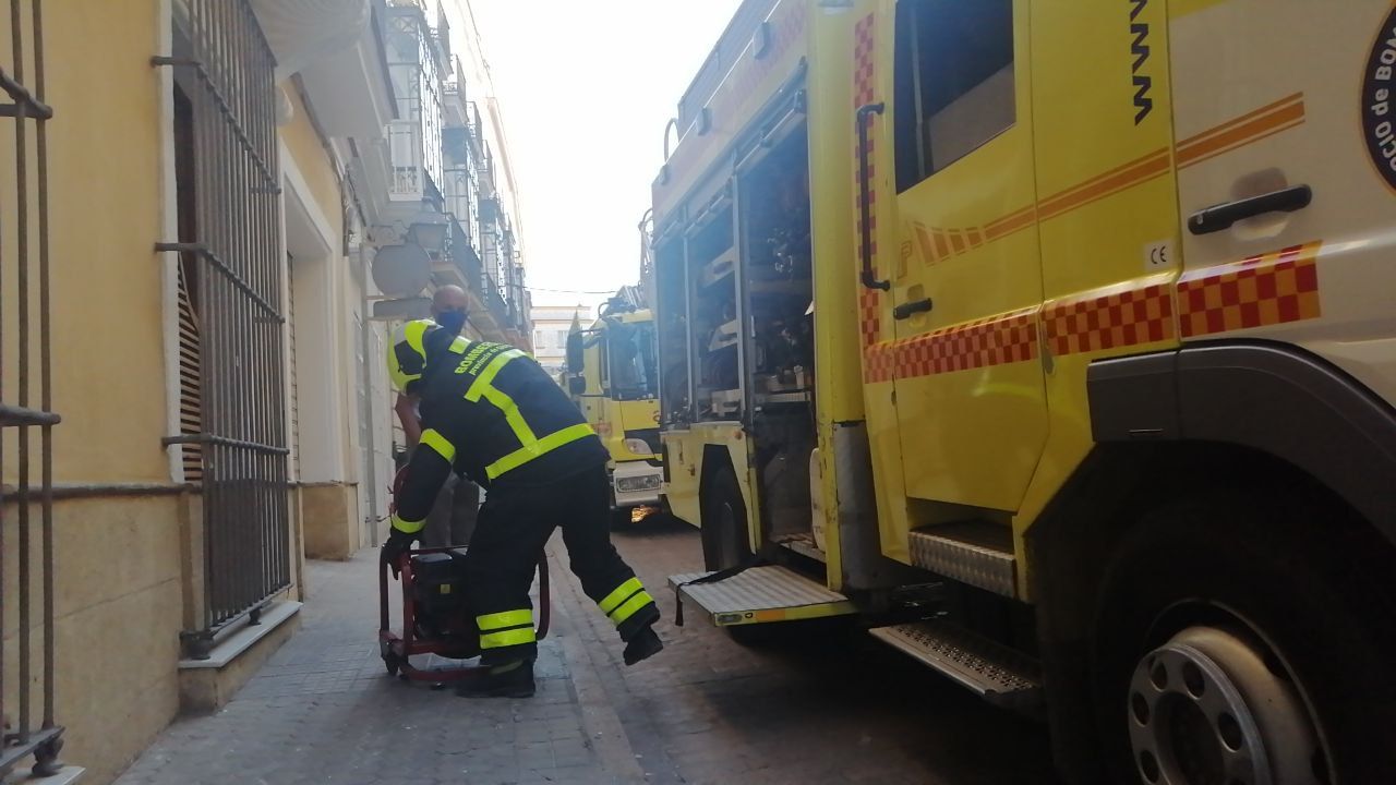 Bomberos actuando en la calle Pedro Alonso.   MANU GARCÍA
