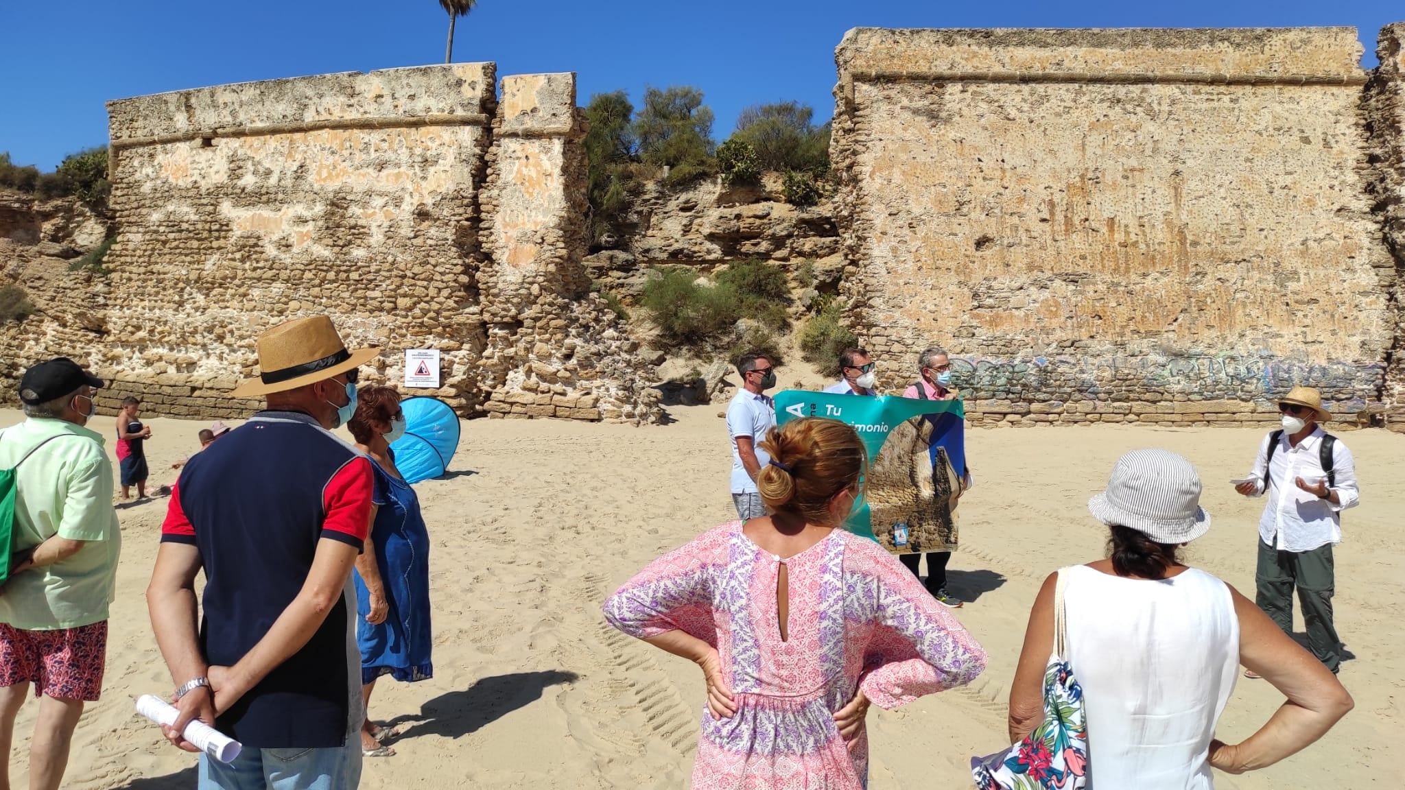 Varios miembros de la asociación Betilo frente a La Muralla de Puerto Sherry. CEDIDA