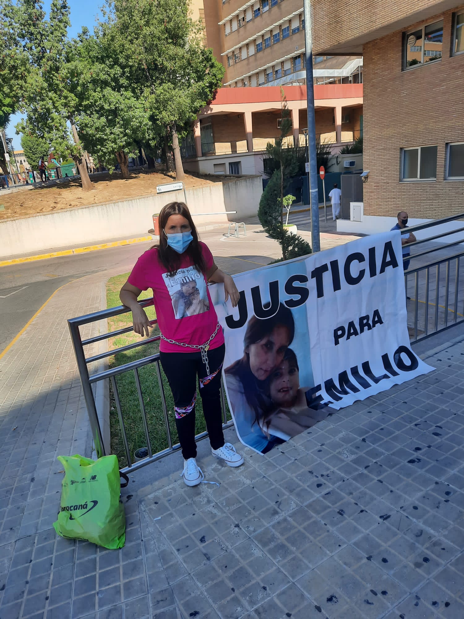 Sara Casas, encadenada a las puertas del Virgen del Rocío, pidiendo justicia para su hijo Emilio.