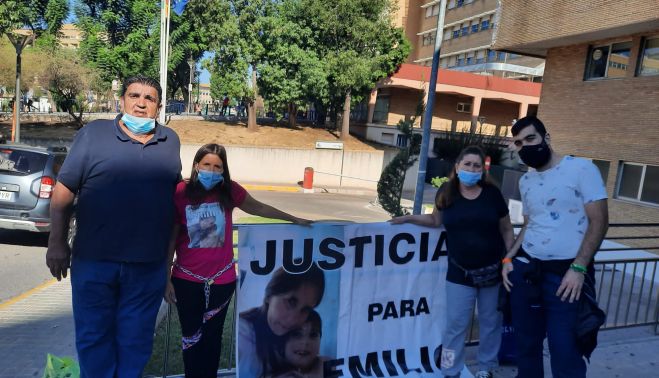 La madre del menor, acompañada por sus familiares.