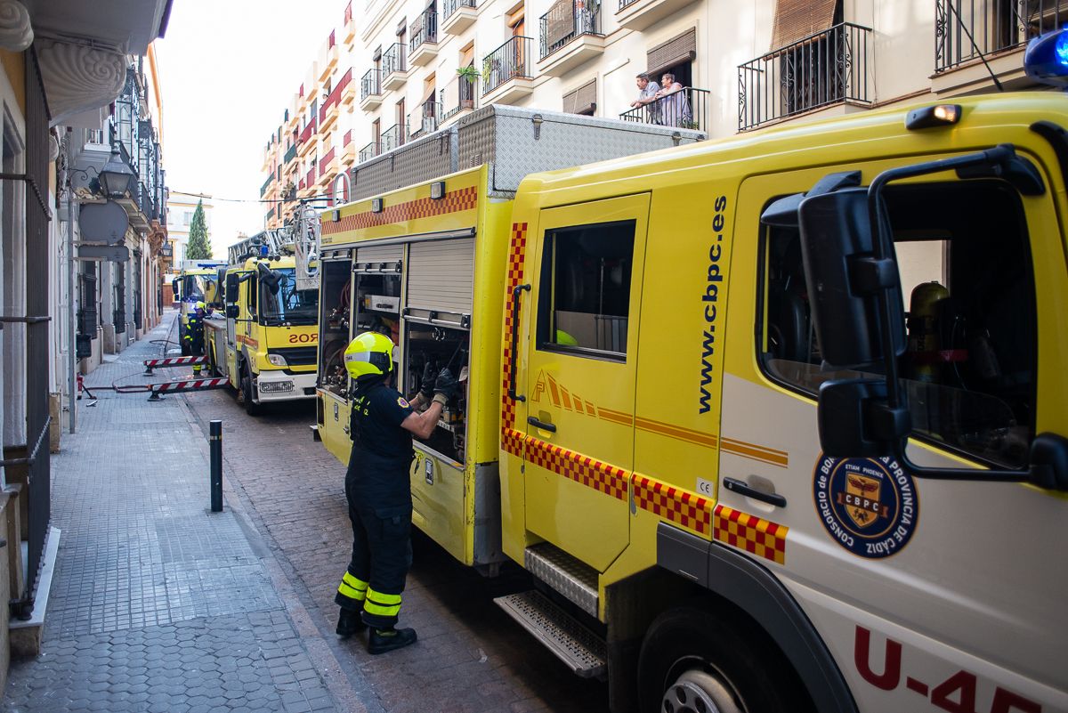 El fuego fue sofocado sin dejar daños personales.   MANU GARCÍA.