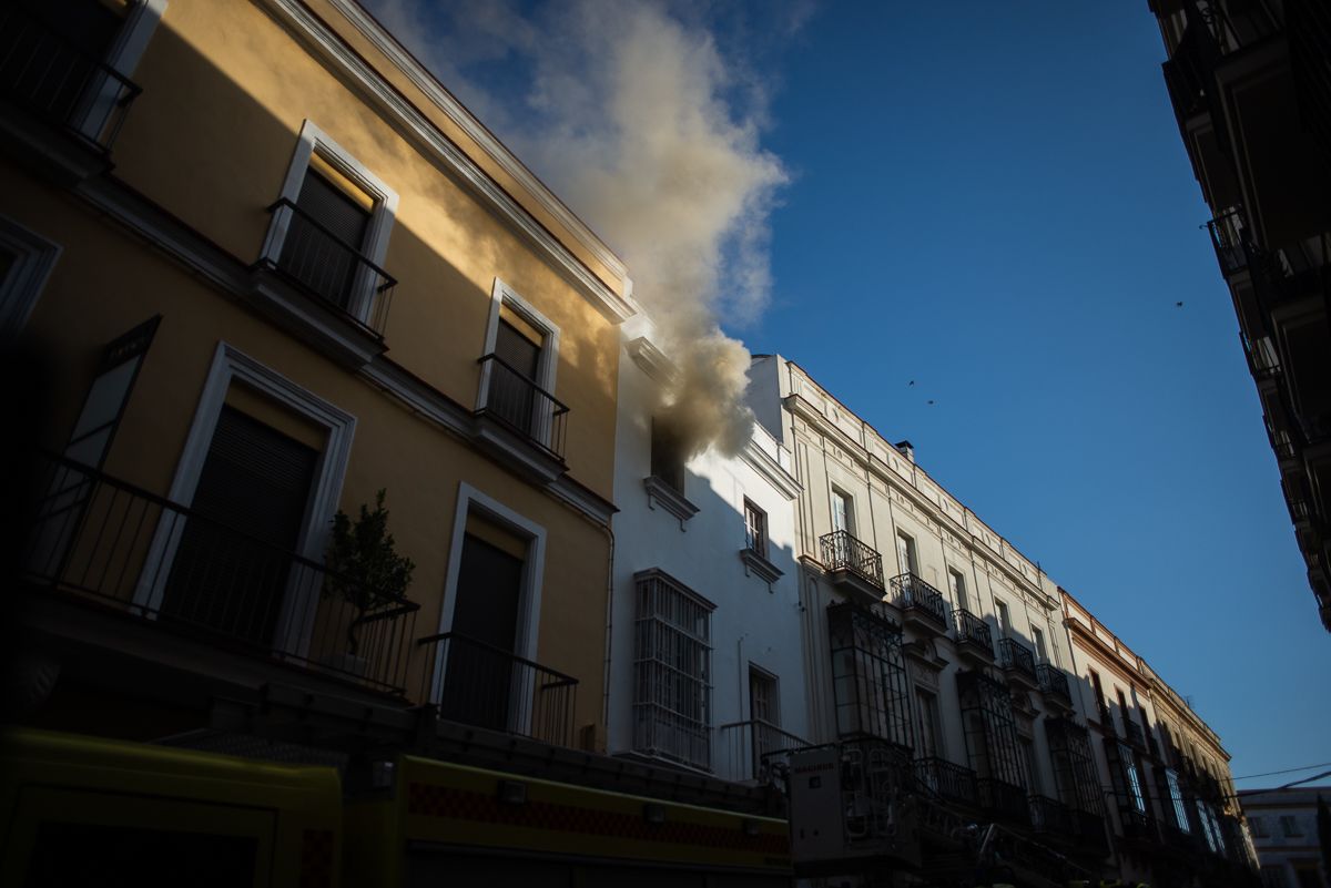 El humo alarmó a vecinos y viandantes.   MANU GARCÍA.