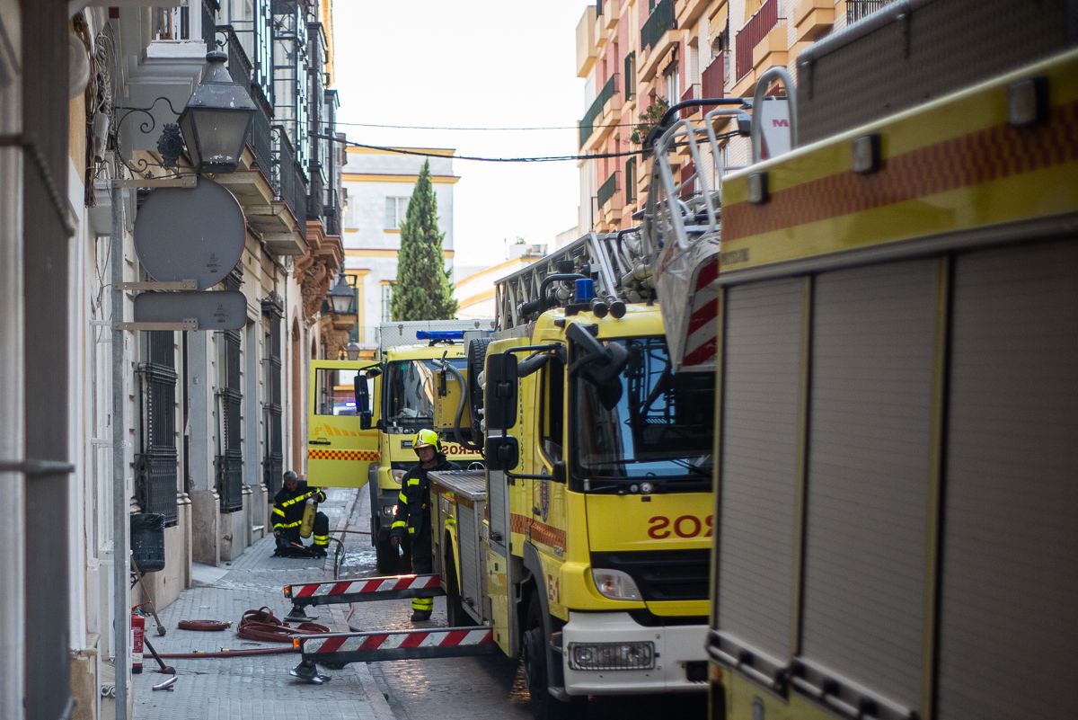1.000 litros de agua hicieron falta para sofocar el fuego.   MANU GARCÍA.