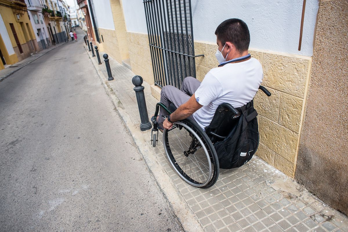 Pivotes en una acera de la calle Campana.