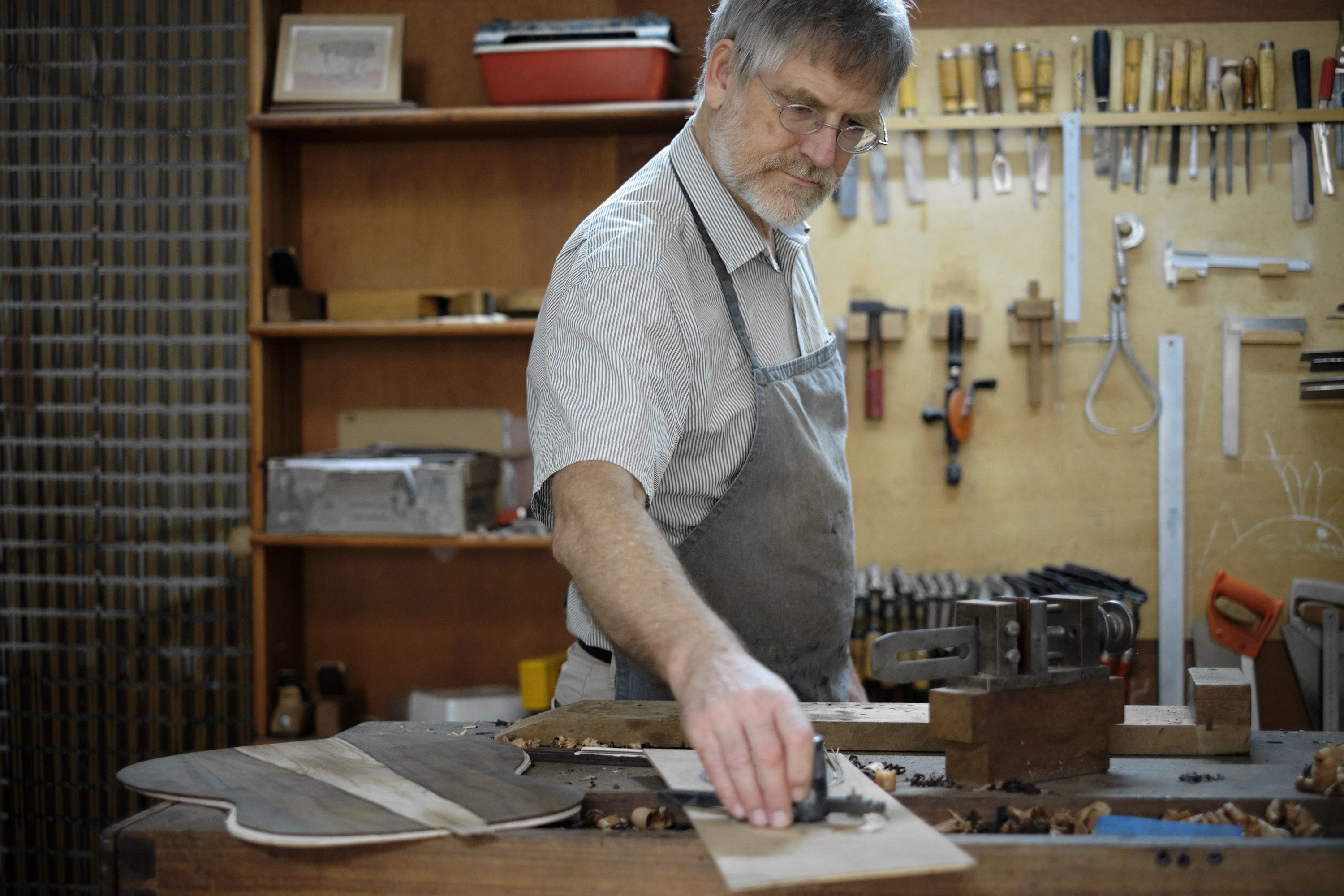 John Ray, presidente de la Asociación de Guitarreros de Granada, en el interior de su taller en la Calle Solares 50 de Granada