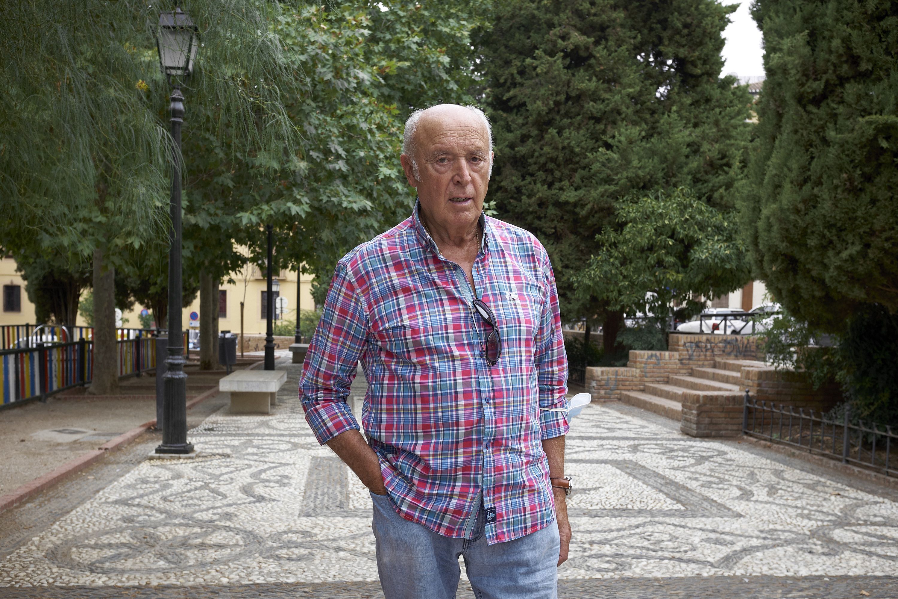 José López Bellido, guitarrero jubilado y miembro de la asociación, en el Campo del Príncipe. CONSTANTINO RUIZ PACHECO