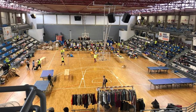 El reparto de comida y ropa en un pabellón de La Palma.   D.D.