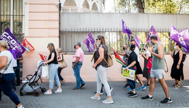 Concentración a las puertas de la Casa Rosa en Sevilla.