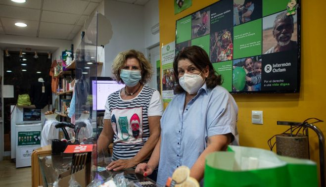 Voluntarias de Oxfam Intermon que estos días están más alerta que nunca a la hora de cobrar.    MANU GARCÍA