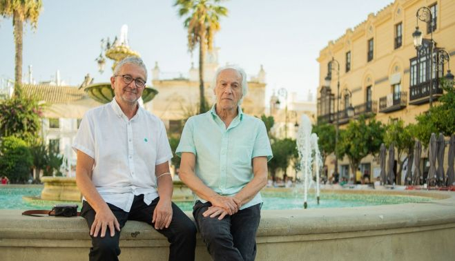 José Antonio Harana y Jota Siroco posan para lavozdelsur.es en la Plaza del Cabildo.    MANU GARCÍA.