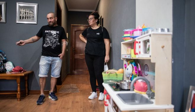 Adrián y Jessica explica a lavozdelsur.es su caso.   MANU GARCÍA.
