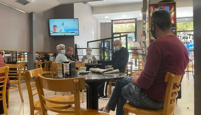 Algunos de los clientes matinales del bar. 