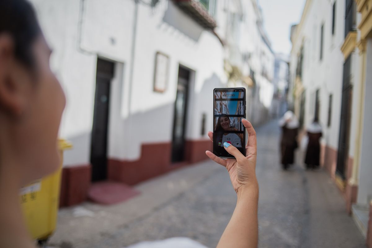 Inma se graba en la calle que se ha hecho famosa en la red social.